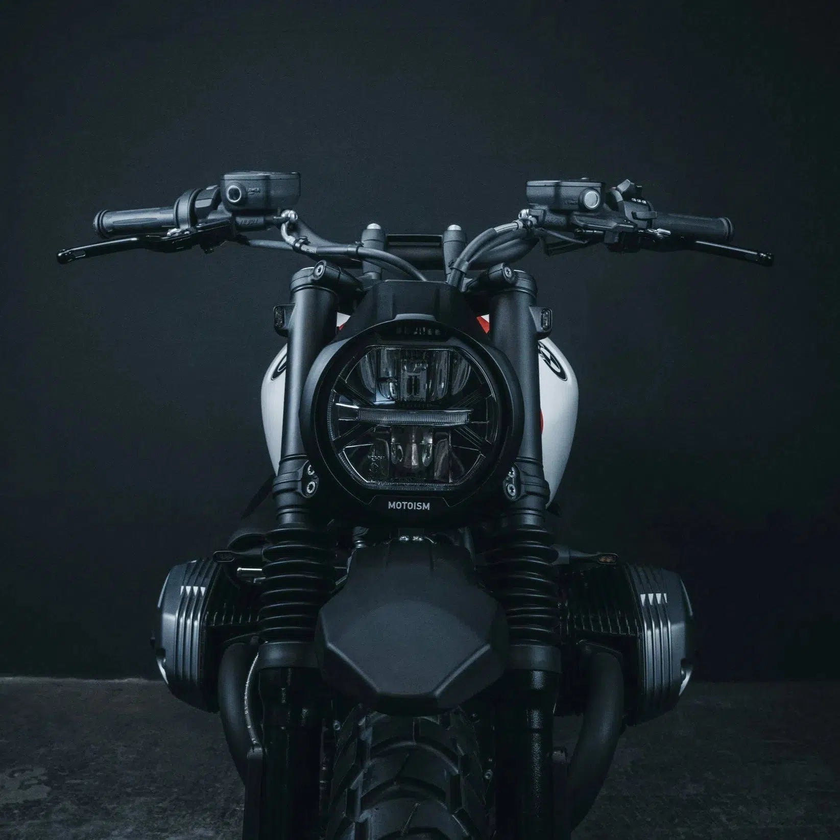 BMW R nineT Aufnahme Controlpit Three & KOSO Thunderbolt Scheinwerfer