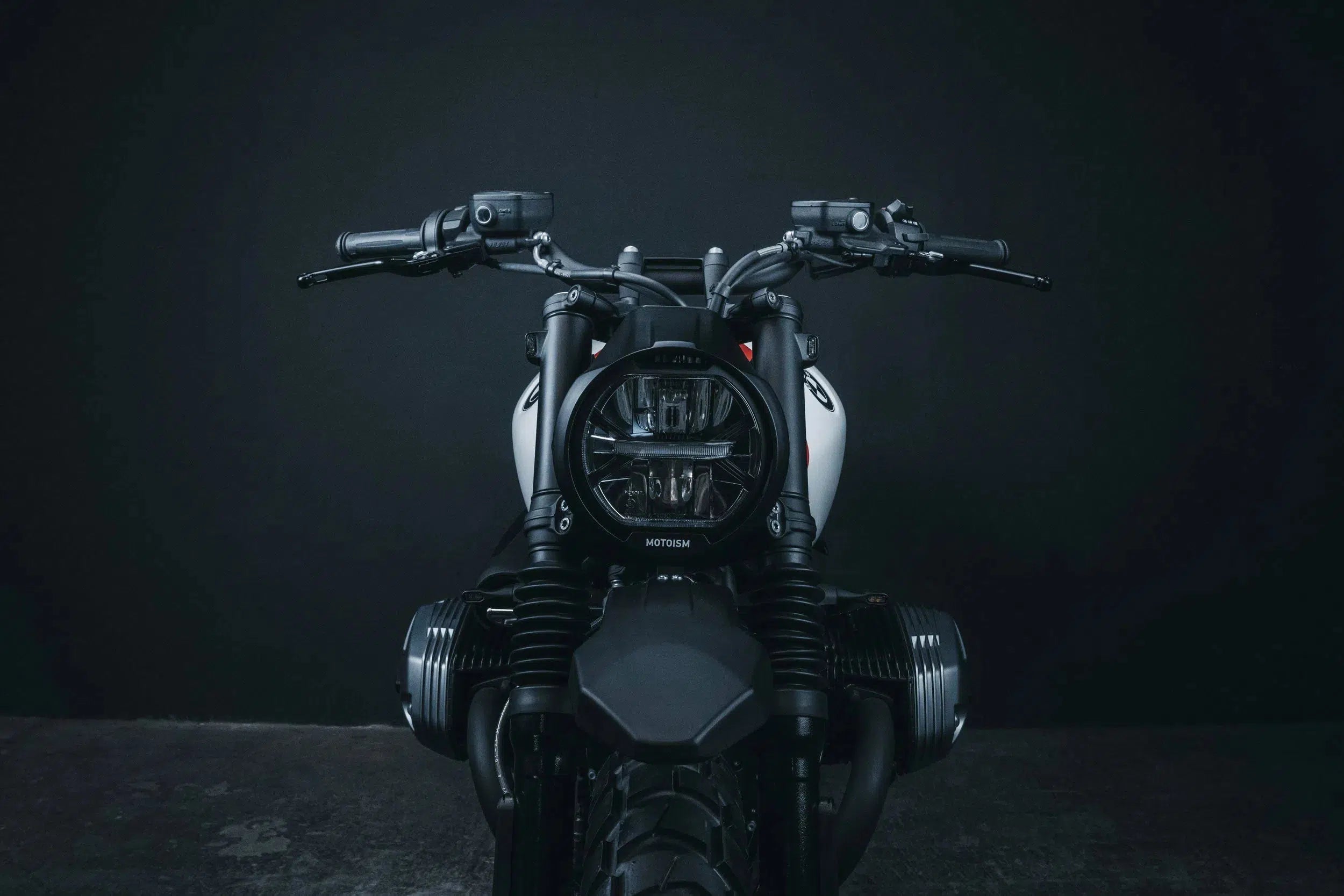 BMW R nineT Aufnahme Controlpit Three & KOSO Thunderbolt Scheinwerfer